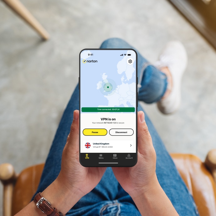 Telefon z komunikatem „VPN wł.” na ekranie
