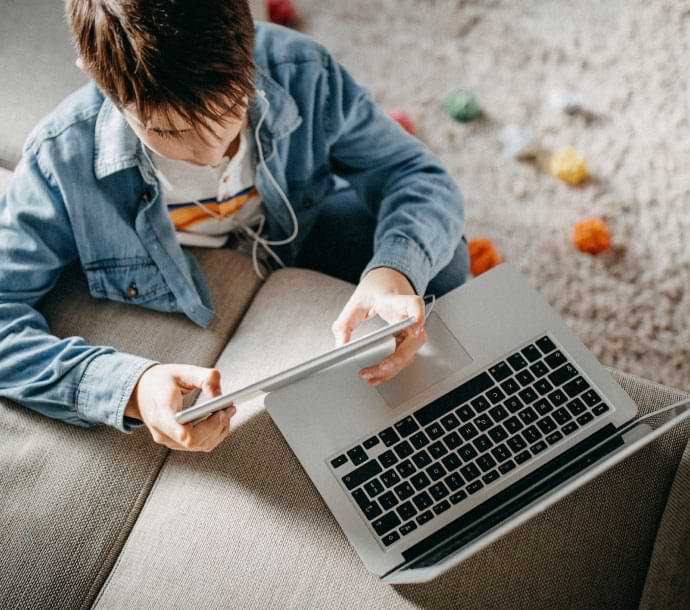 kobieta korzystająca z laptopa