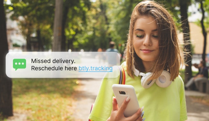 ochrona połączeń i wiadomości tekstowych — kobieta sprawdza wiadomości na telefonie